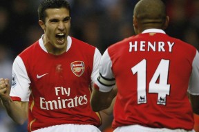 国际公共安全救生赛 海滩救生员展示“救生板冲浪+心肺复苏”全流程