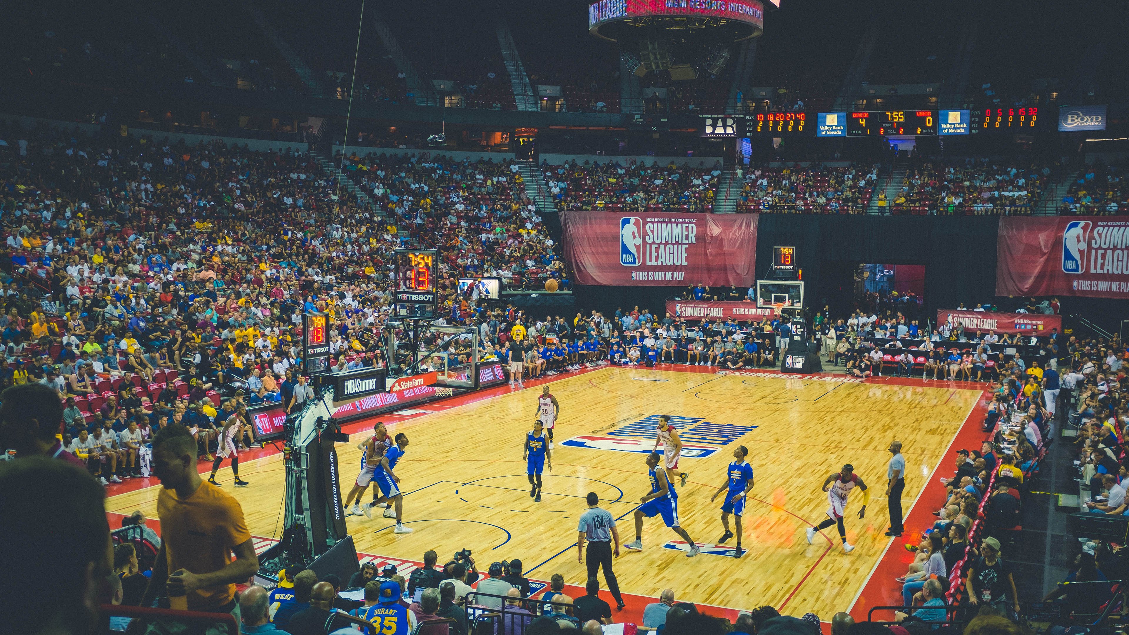 足球场馆运营效益低下阻碍发展，足球场馆的产业链分析